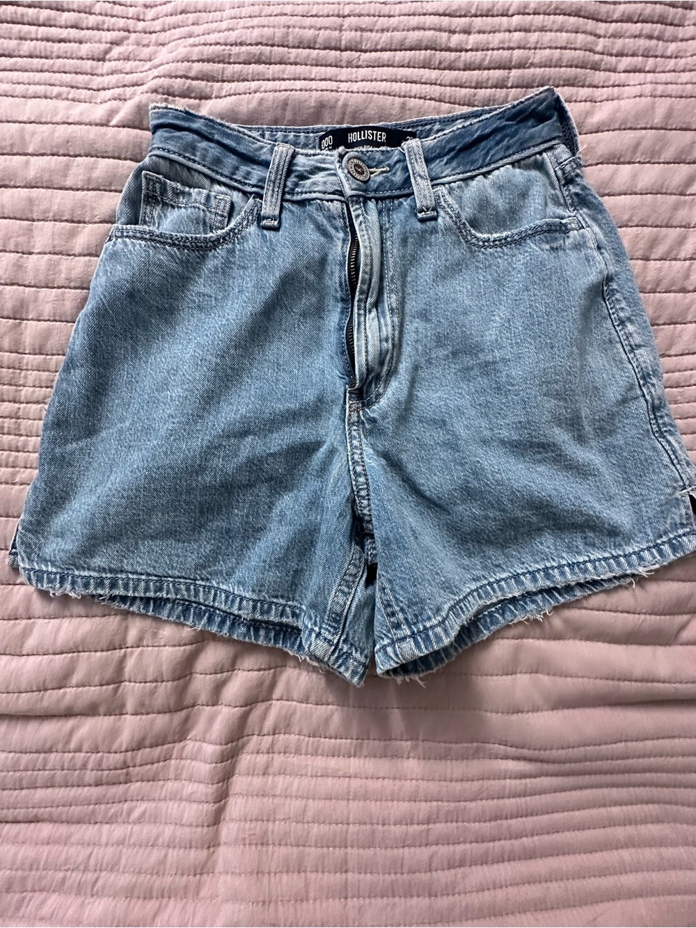 Hollister Ultra High Rise 90s Denim Shorts Light Wash 23